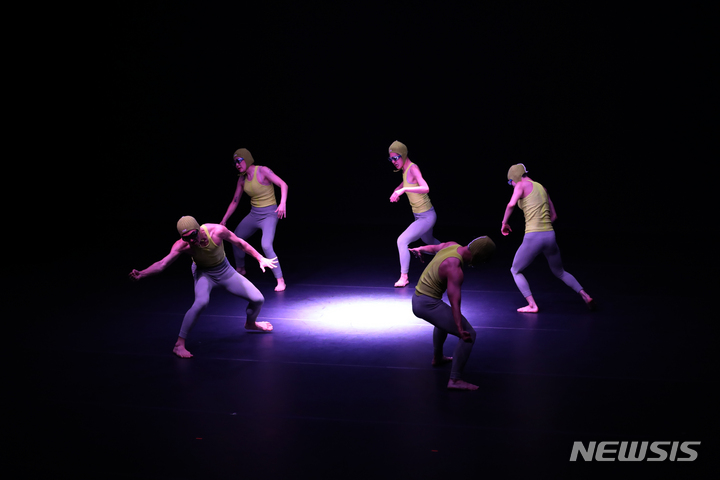 [서울=뉴시스] 박진희 기자 = 현대무용 그룹 앰비규어스댄스컴퍼니 무용수들이 지난해 7월6일 서울 종로구 세종문화회관 세종S씨어터에서 '무교육적 댄스' 공연 최종 리허설을 하고 있다. '무교육적 댄스' 공연은 세종문화회관 컨템포러리 시즌 'Sync Next 22' 프로그램중 하나이다. 2022.07.06. pak7130@newsis.com