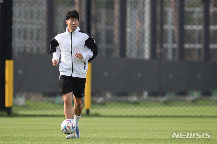 [성남=뉴시스] 권창회 기자 =축구선수 손흥민이 6일 오후 경기 성남시 성남FC 클럽하우스에서 비공개 훈련을 하고 있다. 2022.07.06. kch0523@newsis.com