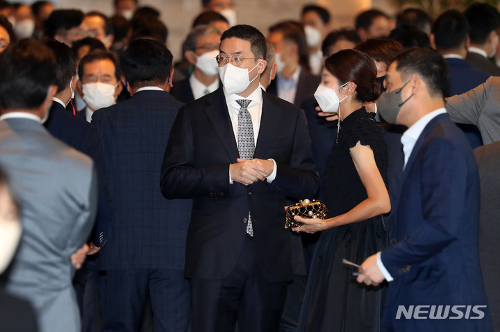 [서울=뉴시스] 백동현 기자 = 구광모 LG 대표이사가 6일 오후 서울 강남구 그랜드 인터컨티넨탈 서울 파르나스에서 열린 이웅열 코오롱 명예회장 아들 이규호 코오롱글로벌 자동차부문 부사장과 유명 디자이너 우영미 씨의 차녀 정유진 씨의 결혼식에 참석하고 있다. 2022.07.06. livertrent@newsis.com