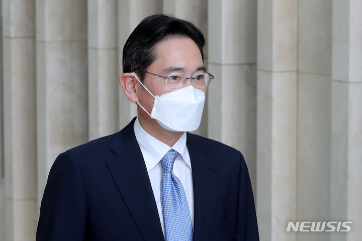 [서울=뉴시스] 백동현 기자 = 이재용 삼성전자 부회장이 6일 오후 서울 강남구 그랜드 인터컨티넨탈 서울 파르나스에서 열린 이웅열 코오롱 명예회장 아들 이규호 코오롱글로벌 자동차부문 부사장과 유명 디자이너 우영미 씨의 차녀 정유진 씨의 결혼식에 참석하고 있다. 2022.07.06. livertrent@newsis.com