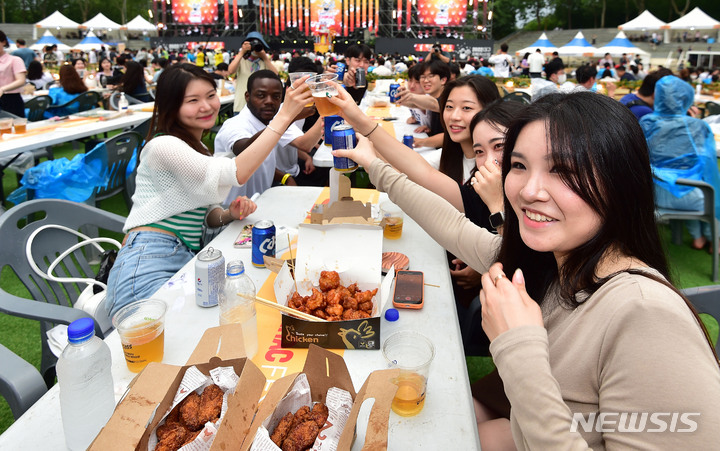 [대구=뉴시스] 대구 치맥 페스티벌'을 찾은 시민들이 시원한 맥주와 치킨을 맛보며 축제를 즐기고 있다. 뉴시스DB. 2024.06.13. photo@newsis.com