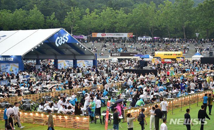 [대구=뉴시스] 이무열 기자 = 6일 오후 대구 달서구 두류야구장에 열린 '2022 대구 치맥 페스티벌'을 찾은 시민들이 시원한 맥주와 치킨을 맛보며 축제를 즐기고 있다. 이번 대구 치맥 페스티벌은 코로나19로 중단됐다가 3년 만에 다시 막을 올렸다. 2022.07.06. lmy@newsis.com