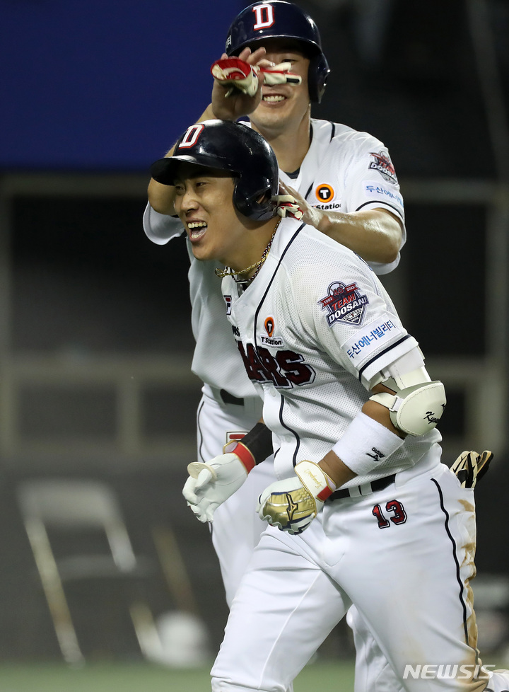 [서울=뉴시스] 이영환 기자 = 6일 오후 서울 송파구 잠실야구장에서 열린 2022 KBO리그 키움 히어로즈와 두산 베어스의 경기, 7회말 1사 만루에서 두산 허경민이 만루 홈런을 날리고 덕아웃으로 향하며 김재호와 기뻐 하고 있다. 2022.07.06. 20hwan@newsis.com