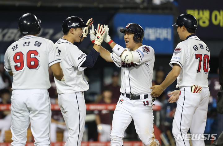 [서울=뉴시스] 이영환 기자 = 6일 오후 서울 송파구 잠실야구장에서 열린 2022 KBO리그 키움 히어로즈와 두산 베어스의 경기, 7회말 1사 만루에서 두산 허경민이 만루 홈런을 날리고 덕아웃으로 향하며 박계범, 양찬열과 기뻐 하고 있다. 2022.07.06. 20hwan@newsis.com