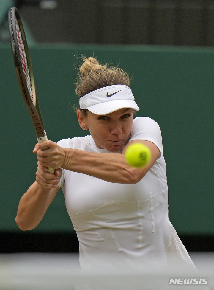 [윔블던=AP/뉴시스] 시모나 할레프(루마니아)가 6일(현지시간) 영국 런던 윔블던에서 열린 2022 윔블던 테니스 대회 여자 단식 8강전에서 경기를 펼치고 있다. 2022.07.07.