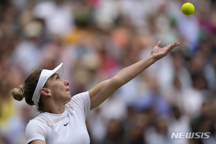 [윔블던=AP/뉴시스] 시모나 할레프(루마니아)가 6일(현지시간) 영국 런던 윔블던에서 열린 2022 윔블던 테니스 대회 여자 단식 8강전에서 경기를 펼치고 있다. 2022.07.07.