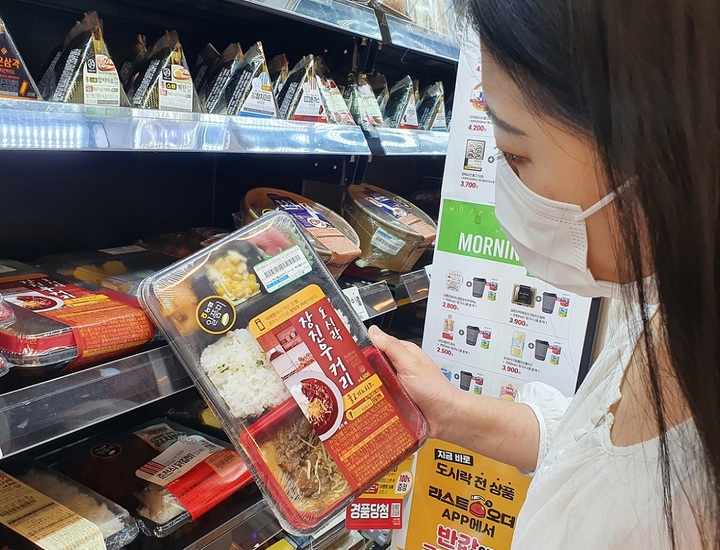 이마트24 매장에서 고객이 일품쌀로 변경된 도시락을 구입하고 있다.(사진=이마트24 제공) *재판매 및 DB 금지