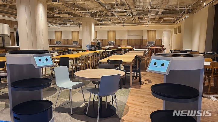 [서울=뉴시스] 서비스로봇 토탈 솔루션 전문기업 알지티(RGT)는 메타버스(3차원 가상세계) 전문기업 코코네 구내식당에 자사 서빙로봇인 '써봇'을 공급했다고 7일 밝혔다.(사진=알지티 제공) 2022.07.07. photo@newsis.com