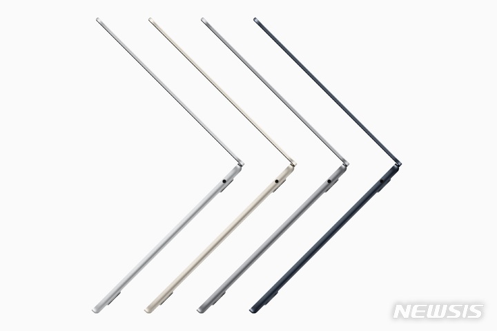 [서울=뉴시스]맥북 에어 측면 모습. 맥북 에어는 두께 1.13㎝, 무게 1.24㎏로, 높은 내구성의 100% 알루미늄 유니바디 외장이 적용됐다. (사진=애플 제공)