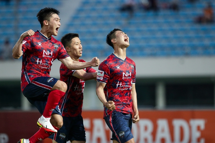 골을 넣고 기뻐하는 선수들 (사진=김천상무프로축구단 제공) *재판매 및 DB 금지