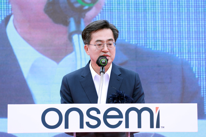 [수원=뉴시스]김동연 경기도지사가 7일 부천시 평천로에 위치한 온세미코리아 본사에서 투자양해각서를 체결한 뒤 발언하고 있다.(사진=경기도 제공)&nbsp; *재판매 및 DB 금지