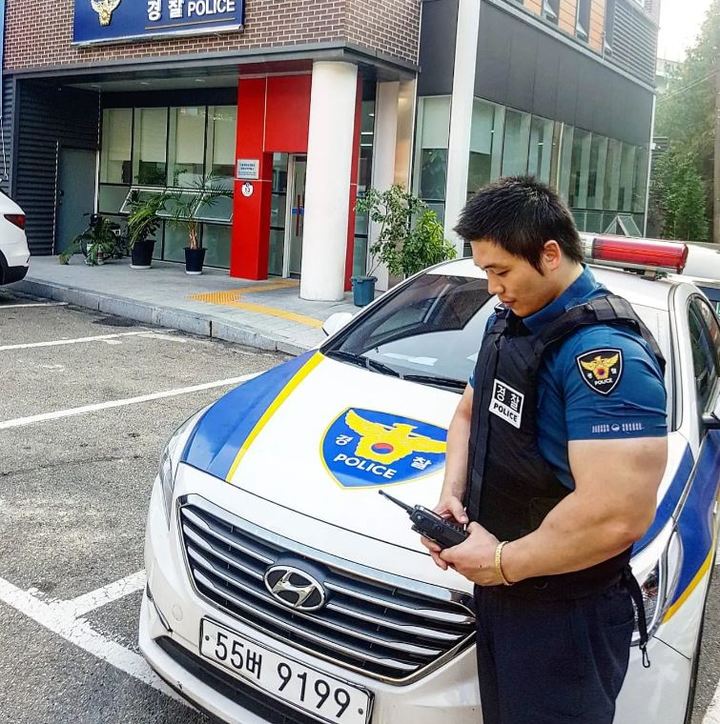 [서울=뉴시스]지난 4년간 이른바 '몸짱 달력'을 제작해 학대 피해 아동 등에게 기부해 온 박성용 경위. 사진 박성용 경위 인스타그램 *재판매 및 DB 금지