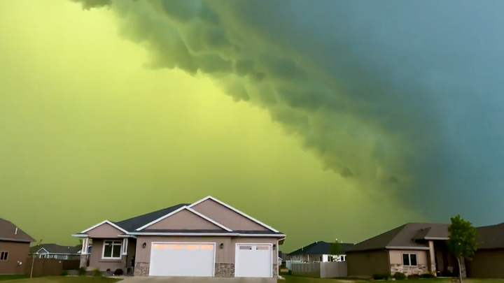 6일(현지시간) 뉴욕타임스에 따르면 사우스 다코타와 다른 일부지역을 아울러 약 386km에 걸쳐 넓게 퍼진 강력한 폭풍, 데레초가 지난 5일 일부 지역에서 시속 159km를 기록할 정도의 강풍을 몰고 왔다. 출처: Twitter@SodakZak *재판매 및 DB 금지