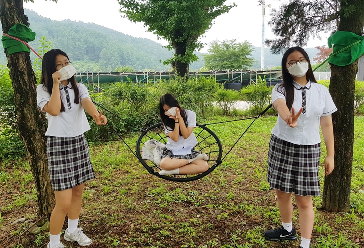 [괴산=뉴시스] 괴산북중, 학교 숲 체험활동. (사진=괴산증평교육지원청 제공) photo@newsis.com *재판매 및 DB 금지