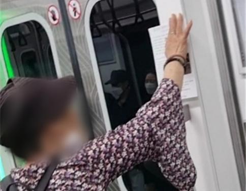 [서울=뉴시스] 서울교통공사는 지하철 전동차나 역사 안, 화장실 등에 무작위로 붙여지는 불법 전단물에 대해 집중 단속을 실시한다고 8일 밝혔다. (사진=서울시 제공) 2022.07.08. photo@newsis.com *재판매 및 DB 금지