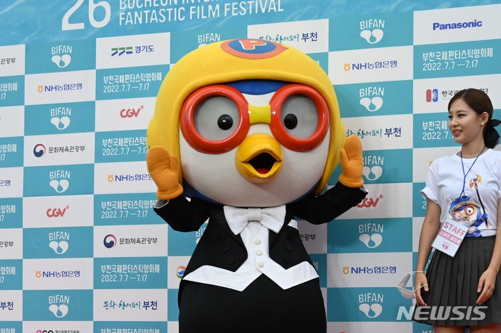 [부천=뉴시스] 정일형 기자 = 뽀로로가 7일 오후 경기 부천시청 잔디광장에서 열린 '제26회 부천국제판타스틱영화제(BIFAN)' 개막식 포토월 행사에 참석해 포즈를 취하고 있다. 2022.07.07. jih@newsis.com