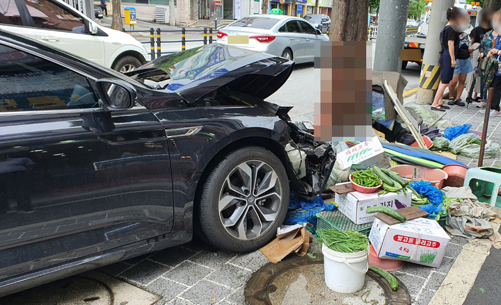 [광주=뉴시스] 지난해 6월 29일 이 사건 음주차량이 인도를 덮친 모습. (사진=독자 제공) photo@newsis.com *재판매 및 DB 금지