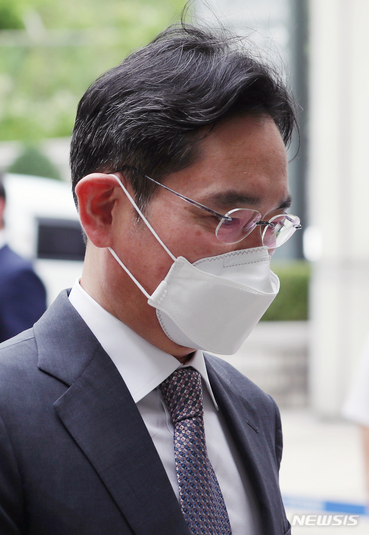 [서울=뉴시스] 고승민 기자 = 이재용 삼성전자 부회장이 7일 서울중앙지방법원에서 열린 삼성 부당합병 관련 55차 공판에 출석하고 있다. 2022.07.07. kkssmm99@newsis.com