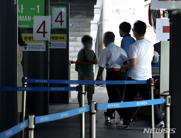 [서울=뉴시스] 조수정 기자 = 0시 기준 코로나19 신규확진자수가 1만 8511명으로 일주일 전(6월30일) 일일 신규확진자수인 9591명보다 2배가량 증가한 7일 오전 서울 용산구보건소 선별진료소에서 시민들이 검사를 받기 위해 기다리고 있다. 2022.07.07. chocrystal@newsis.com