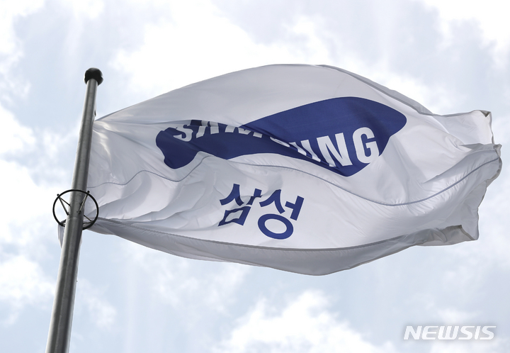 [서울=뉴시스] 김금보 기자 = 삼성전자가 올해 2분기 매출액 77조원, 영업이익 14조원을 달성했다고 7일 밝혔다. 사진은 7일 서울 서초구 삼성전자 서초사옥. 2022.07.07. kgb@newsis.com