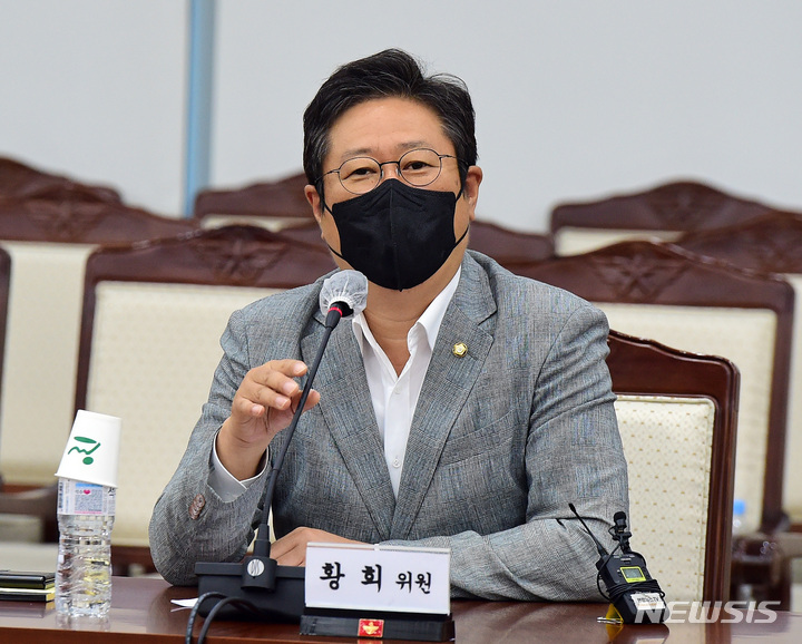 [서울=뉴시스] 국회사진기자단 = 황희 더불어민주당 서해 공무원 사망사건 태스크포스(TF) 위원이 7일 서울 용산구 국방부를 찾아 서해 공무원 사망사건 TF 4차 회의를 하고 있다. 2022.07.07. photo@newsis.com