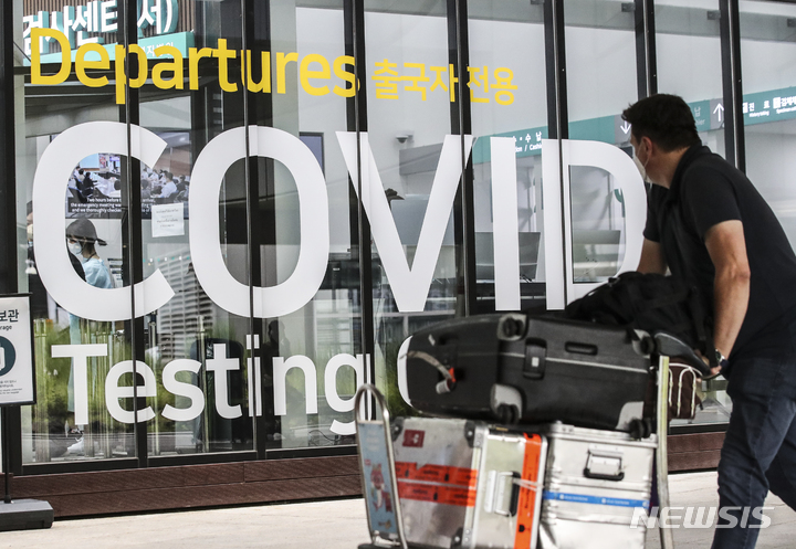 [인천공항=뉴시스] 김근수기자 = 국내 신종 코로나바이러스감염증(코로나19) 신규확진자 수가 0시 기준 1만 8511명으로 일주일 전보다 2배가량 증가한 지난 7일 오전 인천공항 제1여객터미널 코로나19 검사센터에서 한 외국인이 검사를 받기 위해 이동하고 있다. 2022.07.07. ks@newsis.com
