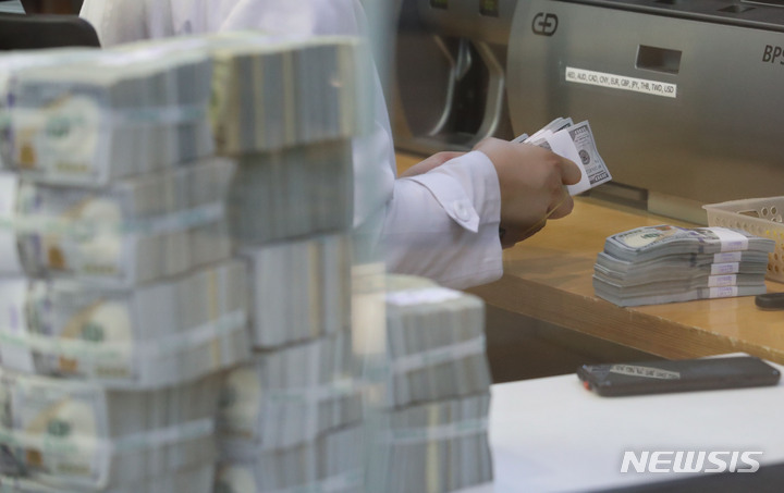 [서울=뉴시스] 권창회 기자 = 원 달러 환율이 연일 고공행진을 하고 있는 7일 오전 서울 중구 하나은행 위변조대응센터에서 직원이 달러화를 정리하고 있다. 2022.07.07. kch0523@newsis.com