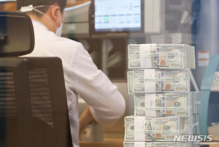 [서울=뉴시스] 권창회 기자 = 원 달러 환율이 연일 고공행진을 하고 있는 7일 오전 서울 중구 하나은행 위변조대응센터에서 직원이 달러화를 정리하고 있다. 2022.07.07. kch0523@newsis.com