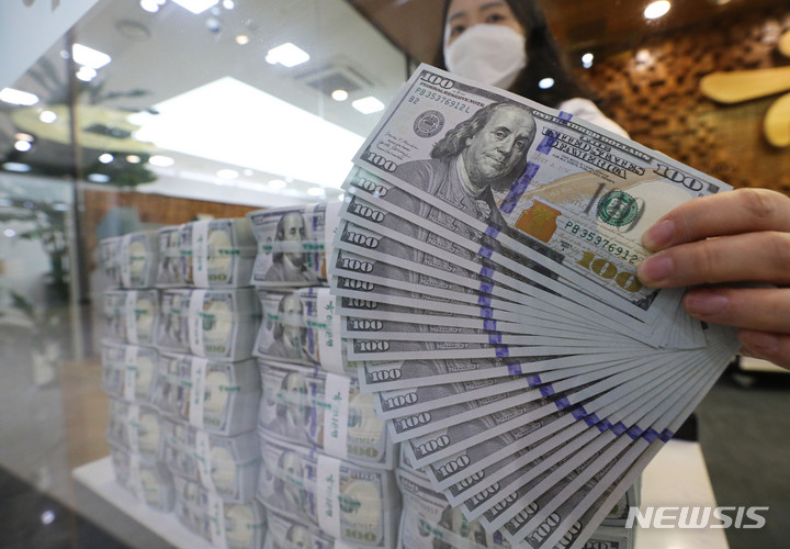 [서울=뉴시스] 권창회 기자 = 서울 중구 하나은행 위변조대응센터에서 직원이 달러화를 정리하고 있다. 2022.07.07. kch0523@newsis.com