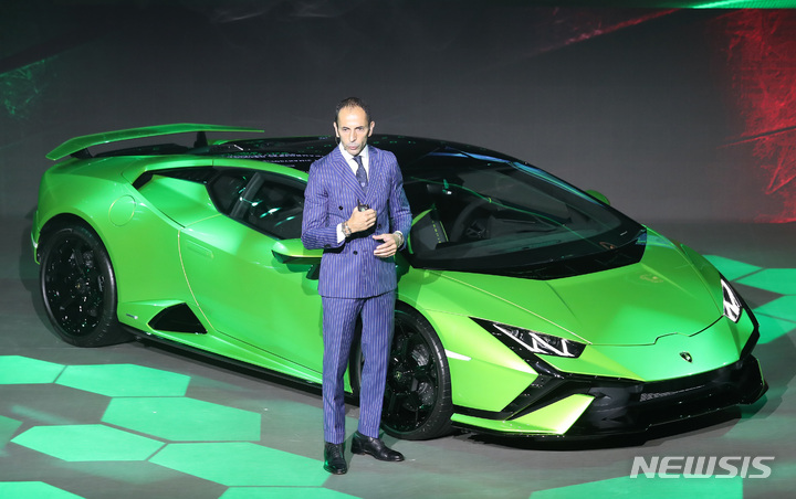 [서울=뉴시스] 이영환 기자 = 프란체스코 스카르다오니 람보르기니 아시아 태평양 총괄이 7일 오전 서울 강남구 SJ쿤스트할레에서 열린 람보르기니 우라칸 테크니카 런칭 행사에서 차량 소개를 하고 있다. 2022.07.07. 20hwan@newsis.com