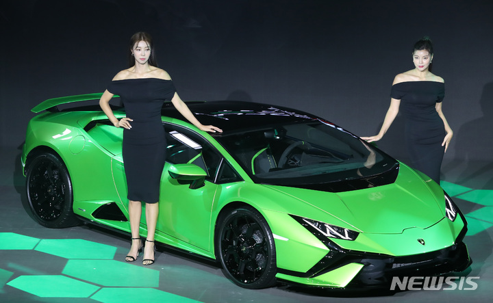 [서울=뉴시스] 이영환 기자 = 7일 오전 서울 강남구 SJ쿤스트할레에서 열린 람보르기니 우라칸 테크니카 런칭 행사에서 차량이 공개되고 있다. 2022.07.07. 20hwan@newsis.com