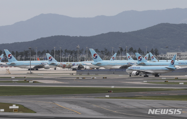 [인천공항=뉴시스] 김근수기자 = 내달 발표되는 대한항공 국제선 유류할증료가 40만원에 육박하는 가운데 7일 오전 인천공항 제2여객터미널에 대한항공 국제선 여객기가 이륙준비를 하고 있다. 2022.07.07. ks@newsis.com