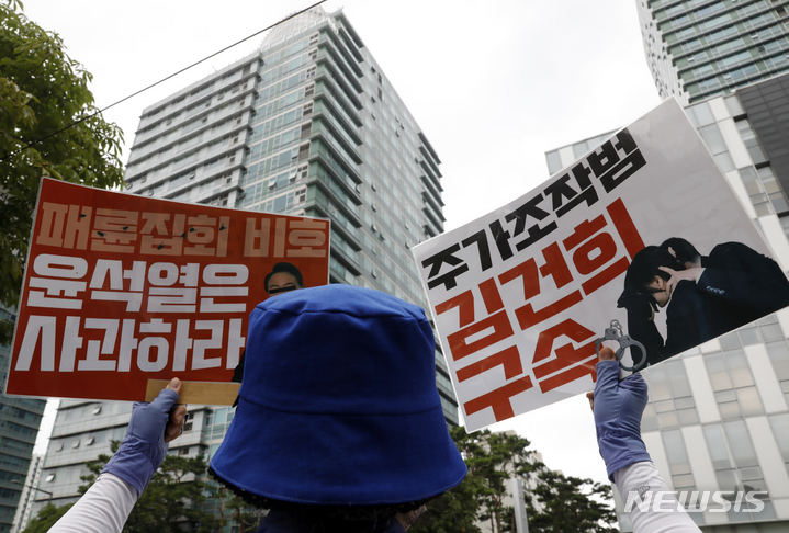 [서울=뉴시스] 고승민 기자 = 유튜브 채널 서울의 소리 관계자들이 지난 7일 서울 서초구 윤석열 대통령 자택 인근에서 집회를 하고 있다. 2022.07.07. kkssmm99@newsis.com