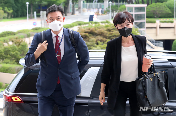 [과천=뉴시스] 이영환 기자 = 최종상(왼쪽) 경찰청 책임수사시스템정비TF 단장과 이은애 수사구조개혁1팀장이 지난7일 오후 경기 과천시 법무부에서 열린 검경협의체 회의에 참석하고 있다. 2022.07.07. 20hwan@newsis.com