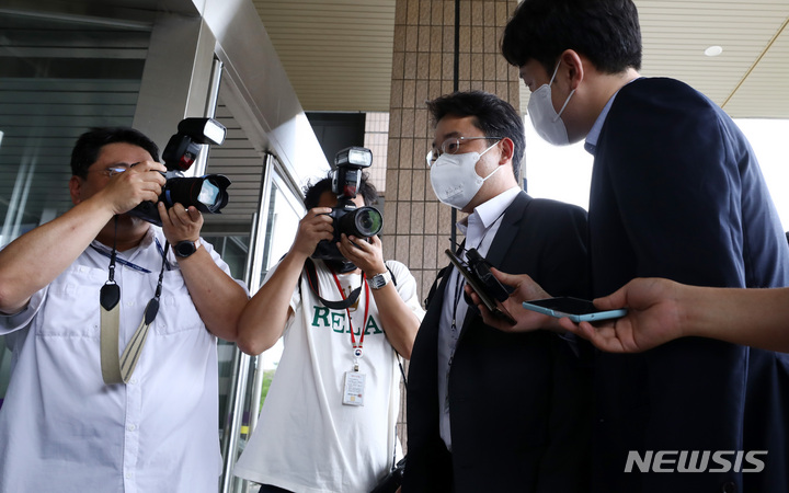 [과천=뉴시스] 이영환 기자 = 김종현(오른쪽 두 번째) 대검 형사정책담당관이 지난7일 오후 경기 과천시 법무부에서 열린 검경협의체 회의에 참석하고 있다. 2022.07.07. 20hwan@newsis.com