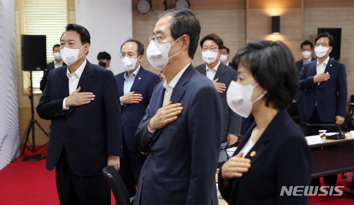 [청주=뉴시스] 전신 기자 = 윤석열 대통령이 지난 7일 충북 청주 서원구 충북대학교에서 열린 국가재정전략회의에서 국기에 대한 경례를 하고 있다. 2022.07.09. photo1006@newsis.com