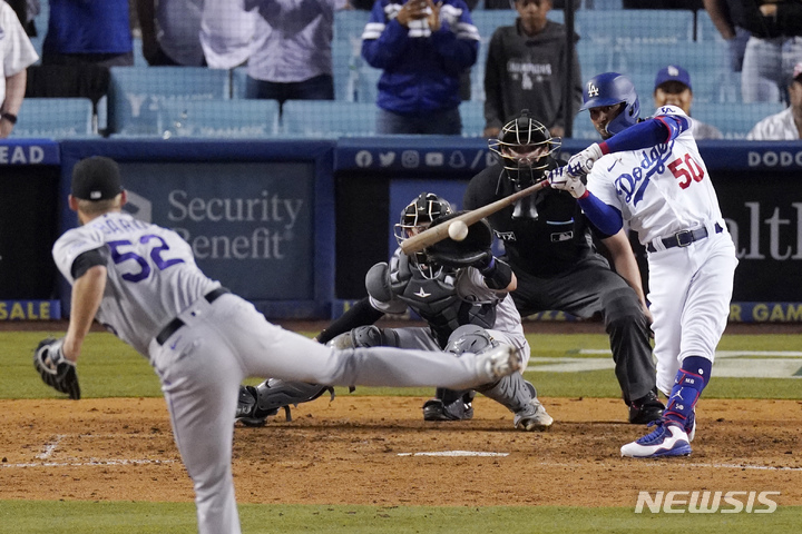 [로스앤젤레스=AP/뉴시스] LA 다저스의 무키 베츠가 7일(한국시간) 미국 캘리포니아주 로스앤젤레스의 다저스타디움에서 열린 2022 메이저리그(MLB) 콜로라도와의 경기에서 9회말 끝내기 안타를 때려내고 있다. 2022.07.06