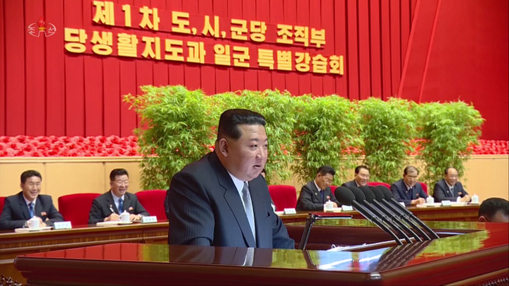 [서울=뉴시스] 북한이 지난 2일부터 6일까지 4.25문화회관에서 조선노동당 각급 당위원회 조직부 당생활지도 부문 일꾼 특별강습회를 열고 집합 교육을 실시했다고 조선중앙TV가 7일 보도했다. 행사에는 김정은 북한 조선노동당 총비서 겸 국무위원장이 참석, 결론과 폐회사 등을 했다. (사진=조선중앙TV 캡처) 2022.07.07. photo@newsis.com *재판매 및 DB 금지