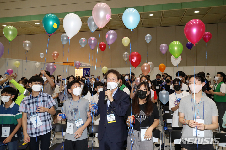 [서울=뉴시스] 조성우 기자 = 조희연 서울시교육감이 지난 7일 서울 강남구 코엑스에서 열린 2022 먹거리 생태전환 박람회에서 학생홍보대사들과 퍼포먼스를 하고 있다. 2022.07.14. xconfind@newsis.com