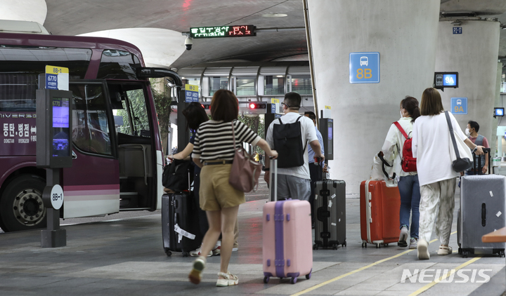 [인천공항=뉴시스] 김근수 기자 = 인천국제공항 제1여객터미널 버스터미널이 시민들로 붐비고 있다 .2022.07.07. ks@newsis.com