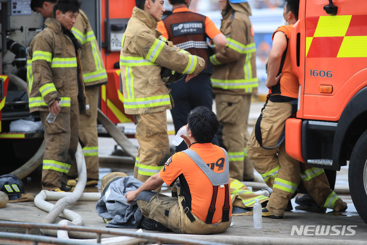 [제주=뉴시스] 우장호 기자 = 한 소방대원이 화재 현장에서 목을 축이며 잠시 휴식을 취하고 있다. 2022.07.07. woo1223@newsis.com