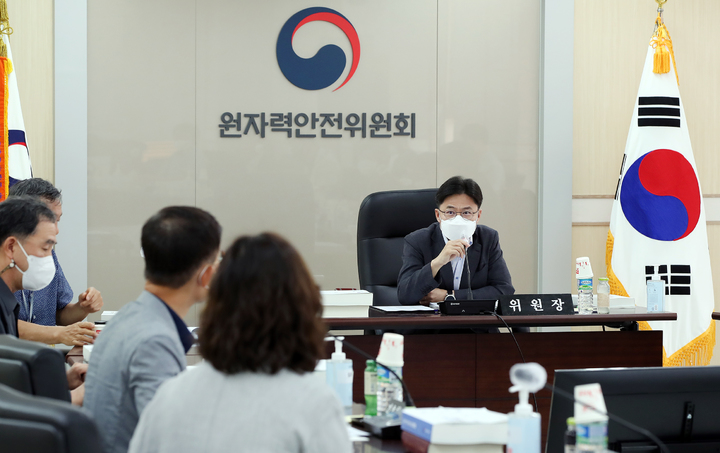 [서울=뉴시스]제160회 원자력안전위원회 회의에서 유국희 원안위원장이 위원들과 함께 안건을 논의하고 있는 모습. (사진=원자력안전위원회 제공) 2022.07.07. photo@newsis.com *재판매 및 DB 금지