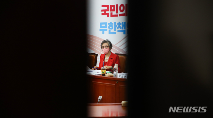 [서울=뉴시스] 김선웅 기자 = 이양희 국민의힘 중앙윤리위원장이 7일 오후 서울 여의도 국회에서 열린 이준석 대표의 '성상납 관련 증거인멸 교사' 의혹에 대한 징계 심의를 준비하고 있다. (공동취재사진) 2022.07.07. photo@newsis.com