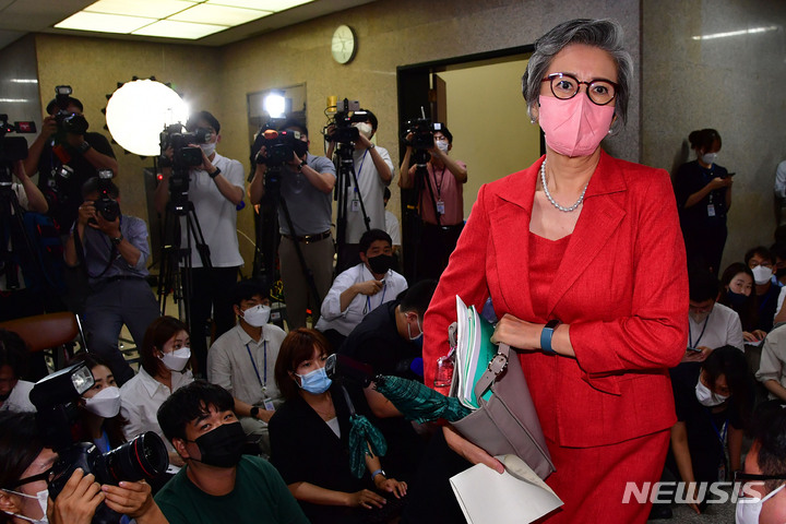 [서울=뉴시스] 김선웅 기자 = 국민의힘 이양희 중앙윤리위원장이 7일 오후 국회에서 이준석 대표의 ‘성상납 관련 증거인멸 교사’ 의혹에 대한 징계 심의를 위해 회의실로 향하고 있다. (공동취재사진) 2022.07.07. photo@newsis.com