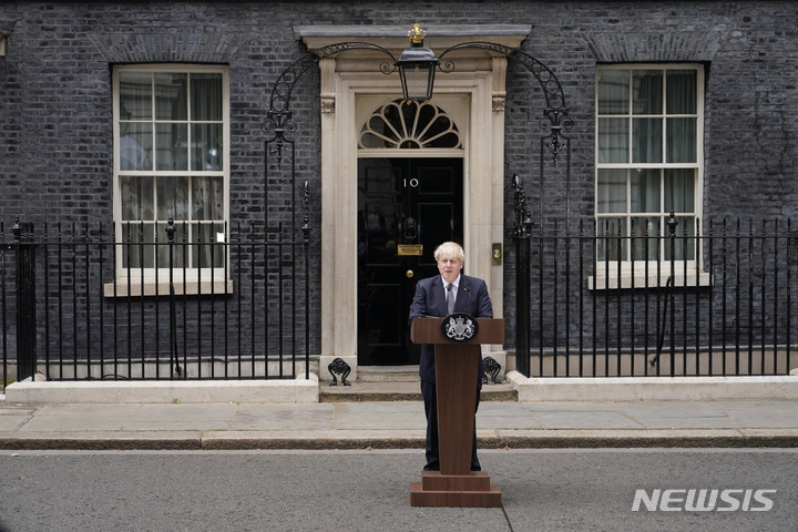 {AP/뉴시스] 7일 영국의 보리스 존슨 총리가 총리관저 앞에서 보수당 당대표직 사임과 과도총리 유지&nbsp; 방침을 발표하고 있다