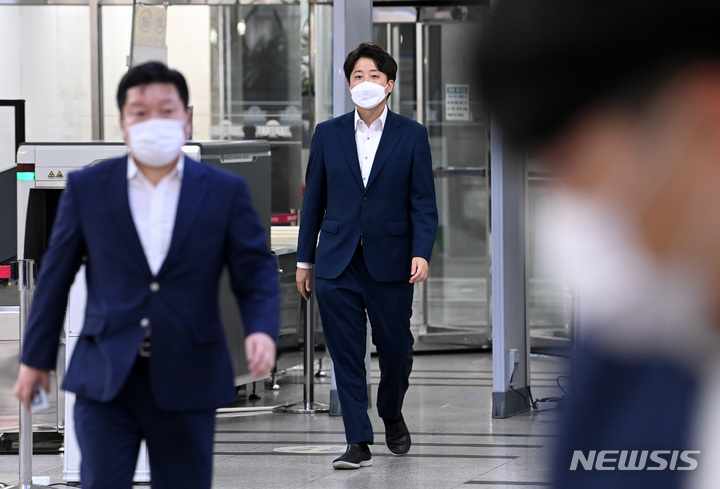 [서울=뉴시스] 김선웅 기자 = 이준석 국민의힘 대표가 7일 오후 서울 여의도 국회 국민의힘 대회의실에서 열린 당 중앙윤리위원회에 출석하고 있다. (공동취재사진) 2022.07.07. photo@newsis.com