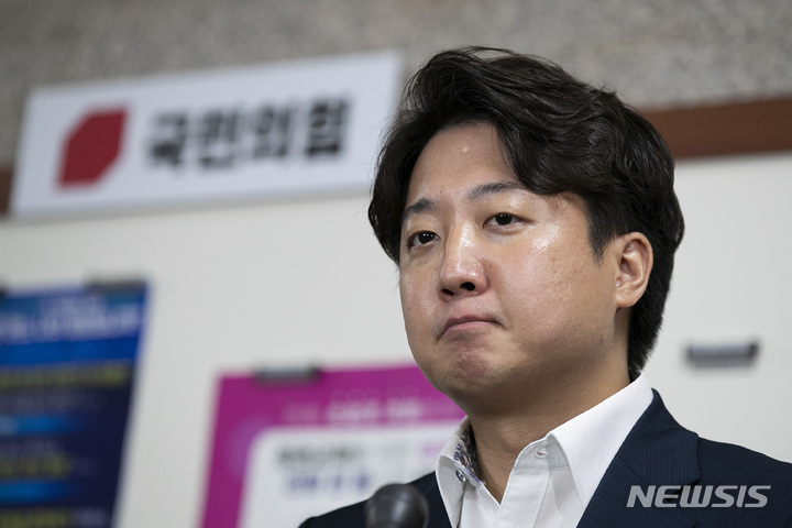 [서울=뉴시스] 김선웅 기자 = 이준석 국민의힘 대표가 지난 7월7일 오후 서울 여의도 국회 국민의힘 대회의실에서 열린 당 중앙윤리위원회에 출석하며 입장을 말하고 있다. (공동취재사진) 2022.07.07. photo@newsis.com