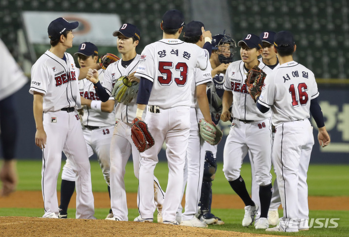 [서울=뉴시스] 추상철 기자 = 7일 오후 서울 송파구 잠실야구장에서 열린 '2022 KBO리그' 키움 히어로즈와 두산 베어스의 경기, 4대2 승리를 거둔 두산 베어스 선수들이 기뻐하고 있다. 2022.07.07. scchoo@newsis.com