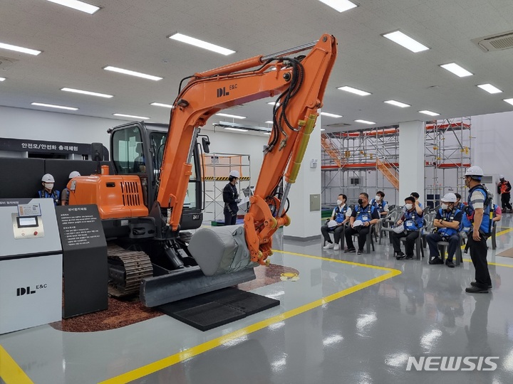 [서울=뉴시스] DL이앤씨가 플랜트 사업본부 협력업체 최고경영자(CEO)를 대상으로 안전체험교육을 실시했다. (사진=DL이앤씨 제공)