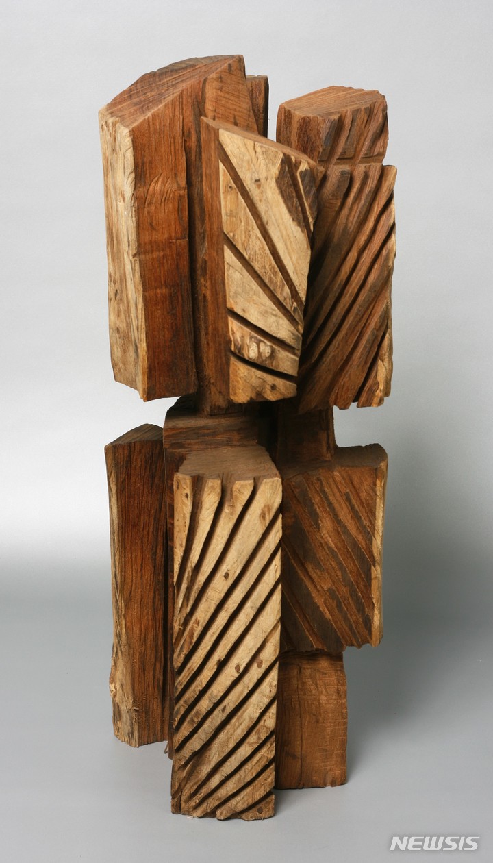 [서울=뉴시스]김윤신, 合二合一 分二分一_95x40x35cm_Algarrobo wood 2011